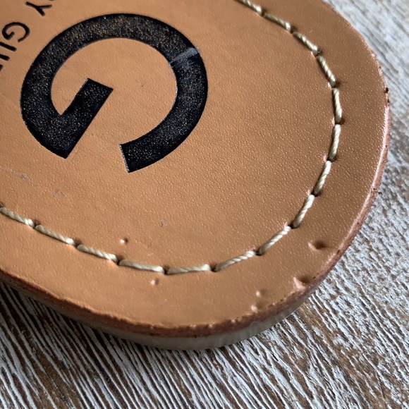 ๐ Guess Black Silver Grommet Sandals 9 NWOT - Picture 5 of 8